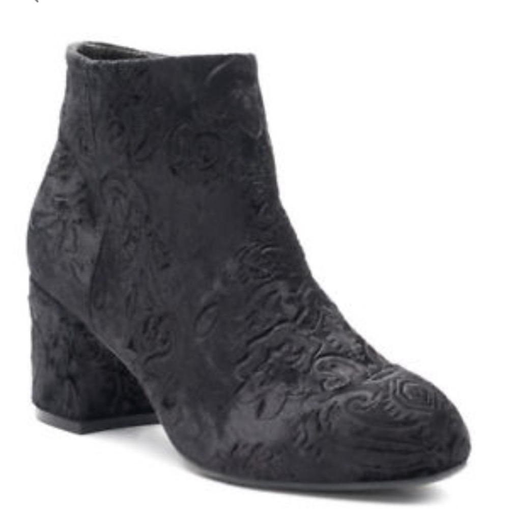 So black velvet booties women’s size 9.5